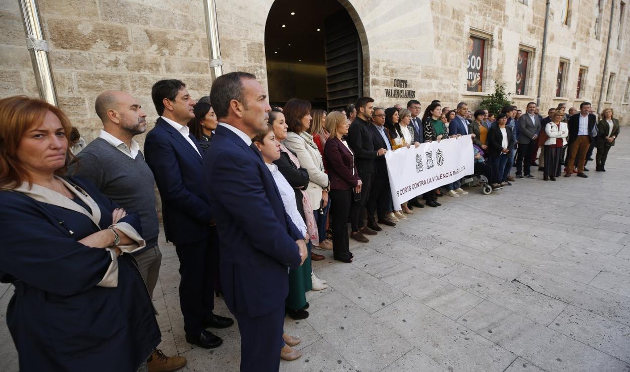 Minuto de silencio, ayer, de los representantes parlamentarios en Les Corts para condenar el asesinato machista de Dénia. 