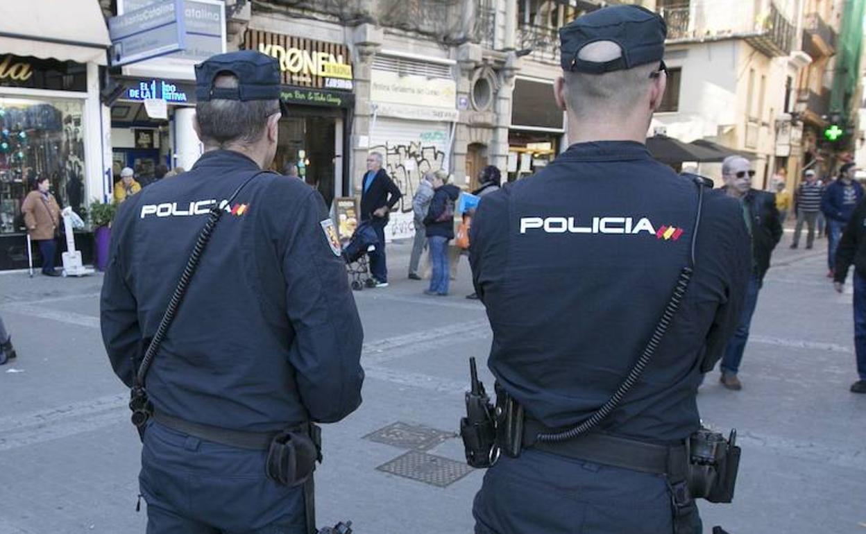 Dos agentes de la Policía Nacional en Valencia.