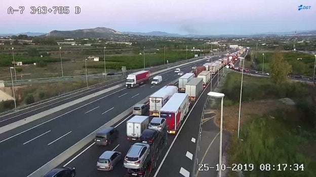 Colas en el by-pass por el accidente en Torrent.