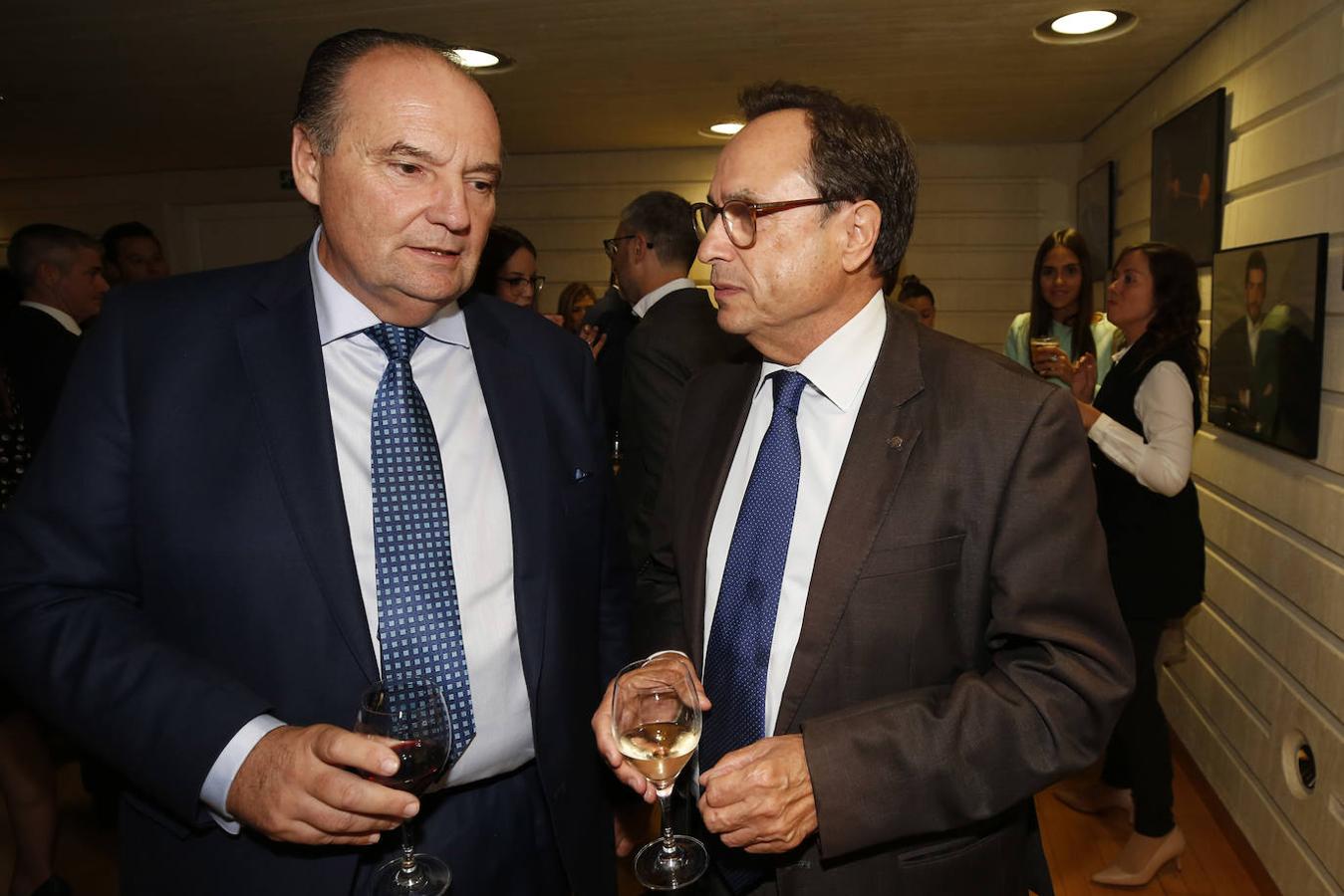 El presidente del Consejo de Cámaras de Comercio de la Comunitat y de Cámara Valencia, José Vicente Morata, junto al conseller de Hacienda, Vicent Soler.