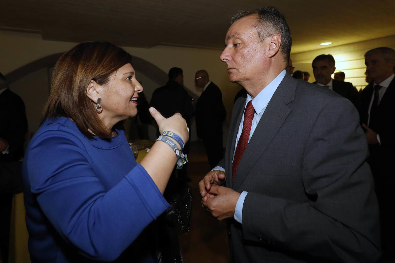 La presidenta del PP de la Comunitat Valenciana, Isabel Bonig, conversa con el presidente de la patronal autonómica CEV, Salvador Navarro.