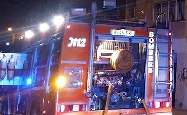 Dos hospitalizados tras arder un piso en Ruzafa