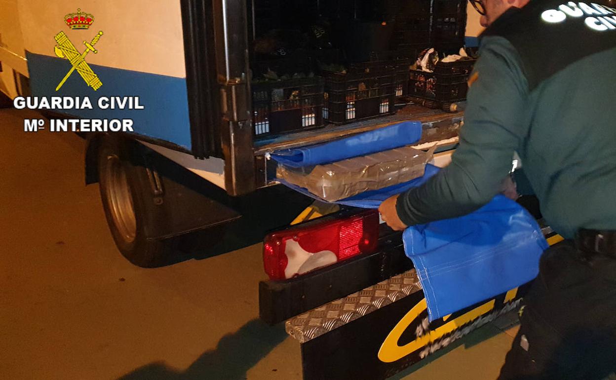 Así estaban ocultos los 400 kilos de hachís en el interior del camión. 