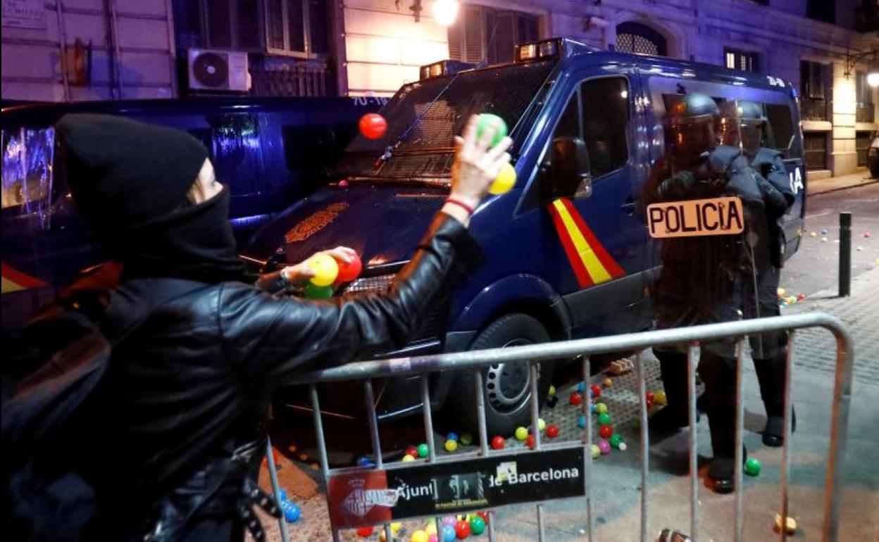 La protesta comenzó con el lanzamiento de bolas de plástico (como las de los parques infantiles) a las fuerzas de seguridad.