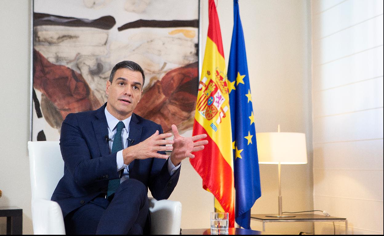 Sánchez, ayer, en un salón de la Moncloa. 