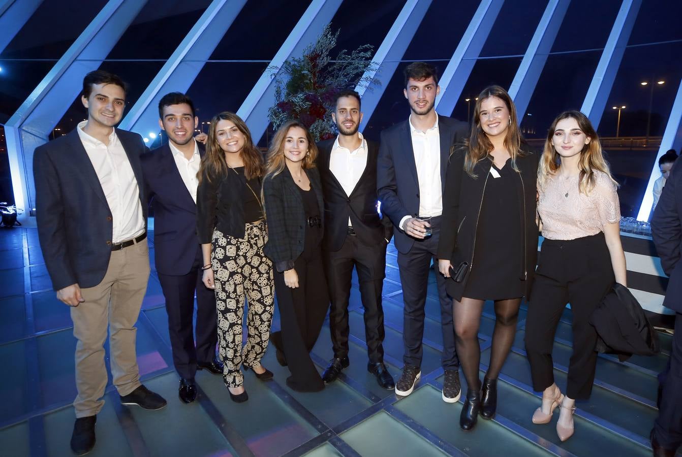 Los jóvenes redactores Arturo Cervellera, Javier Gascó, Paula Nieto, Alba de Juan, Iván Gómez, Jorge Peiró, Laura Bermejo y Lucía Borredat, en un momento de la velada.