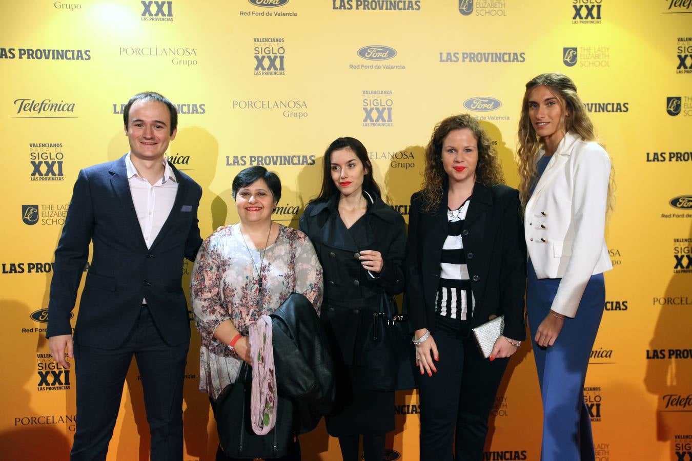 La profesora de la CEU-UCH, María José Pou, rodeada de los alumnos Uiso Crespo, Cristina Iglesias, María del Mar Benlloch y Emma Alós.