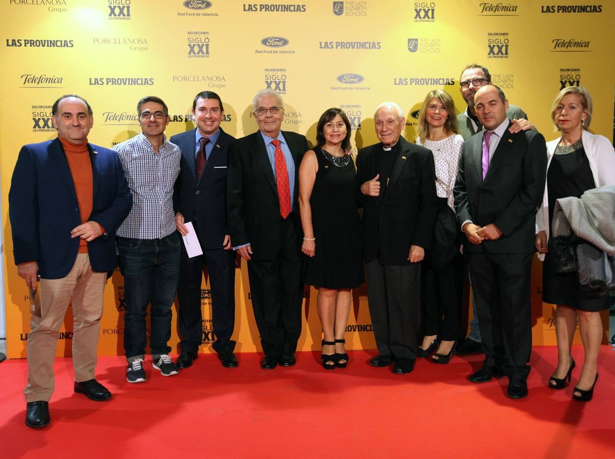 La junta directiva de la Asociación de Antiguos Alumnos del Colegio Imperial de Niños Huérfanos de San Vicente Ferrer junto al sacerdote y exclavario-director del centro, José Castillo.