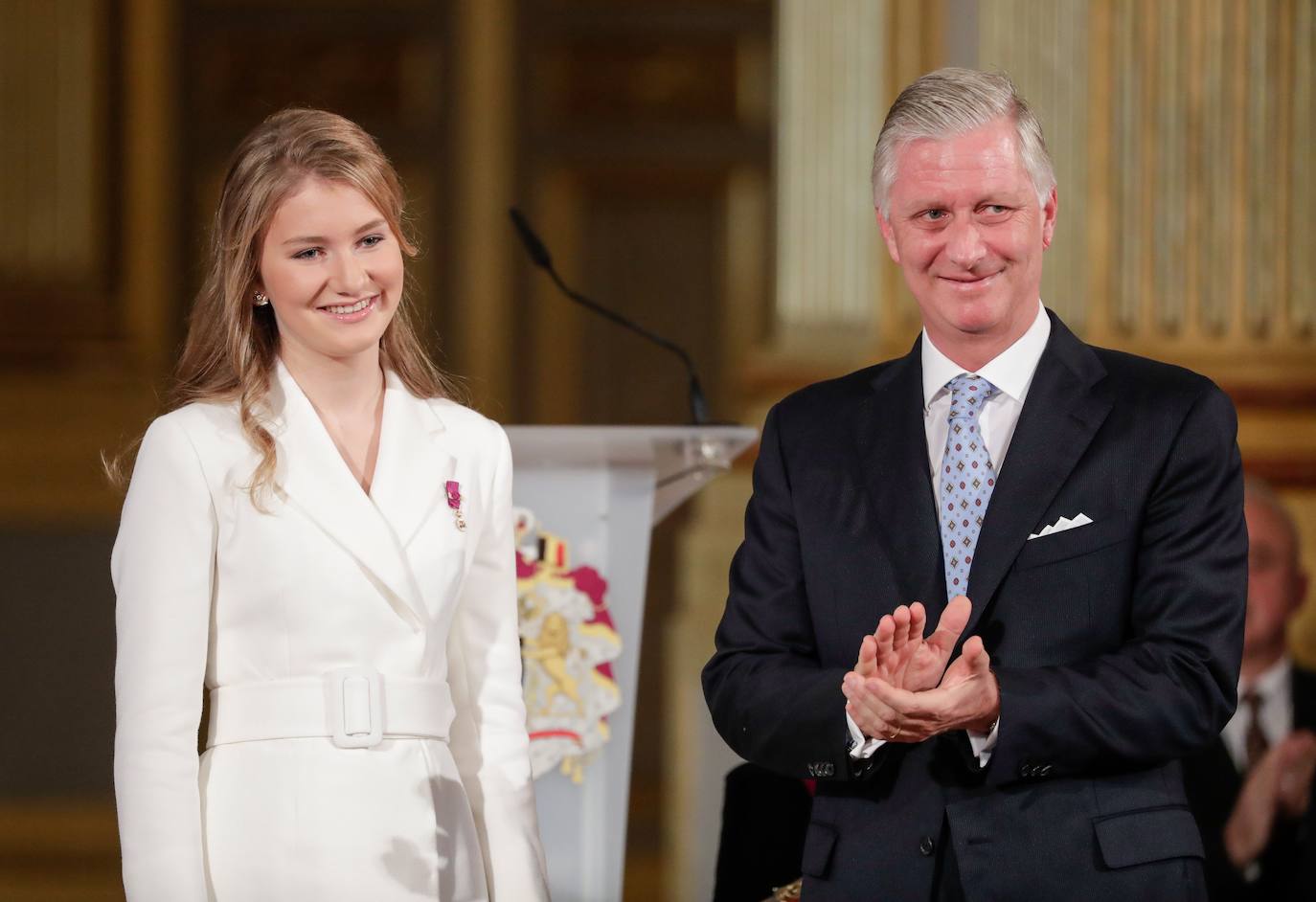 Aunque la perspectiva de su ascensión al trono queda todavía lejos, visto que el monarca de 59 años reina desde 2013, la ceremonia organizada este viernes en el elegante Palacio Real de Bruselas parecía una entronización temprana.