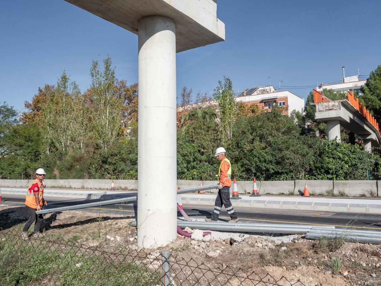 El tramo de la carretera preparado para el semáforo, en la pedanía de El Saler. 