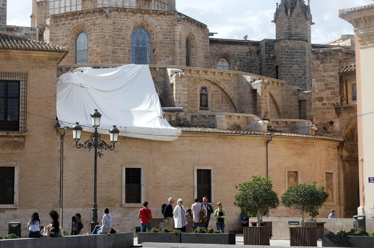 La catedral, vista desde la plaza de la Almoina. 