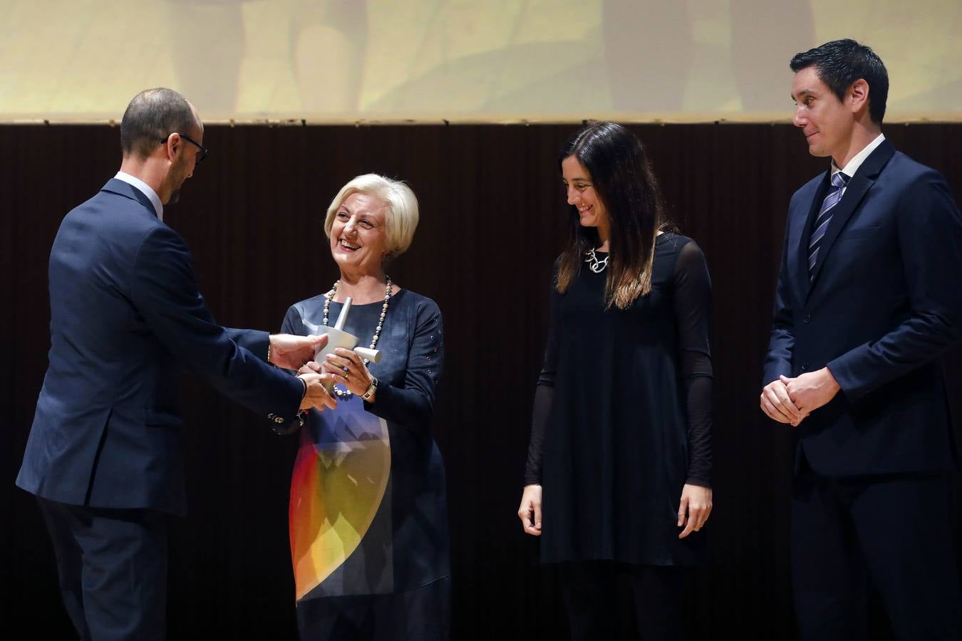 El redactor de deportes Juan Carlos Valldecabres entrega el premio del jugador de baloncesto, Víctor Claver (ausente por un partido de Euroliga), a su madre y sus hermanos.