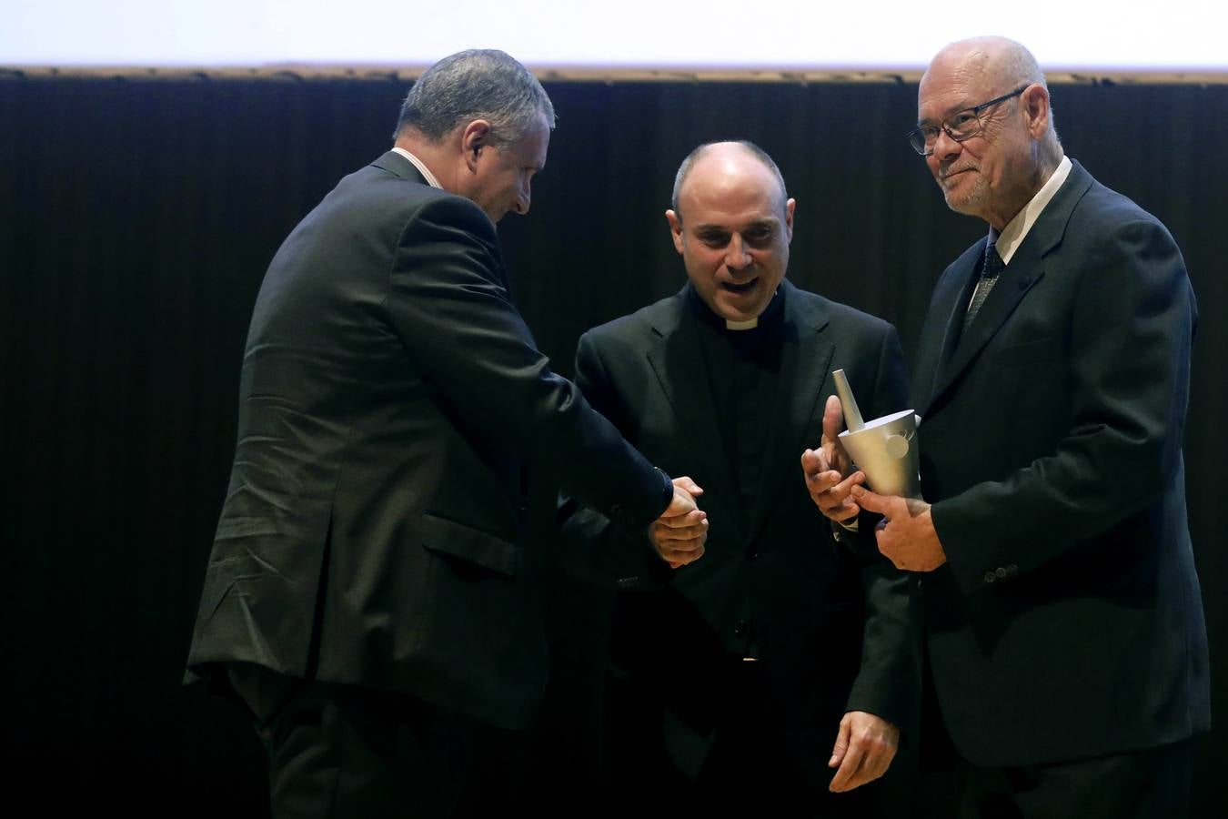 Juan Sanchis entrega el premio al Colegio de los Niños de San Vicente Ferrer.