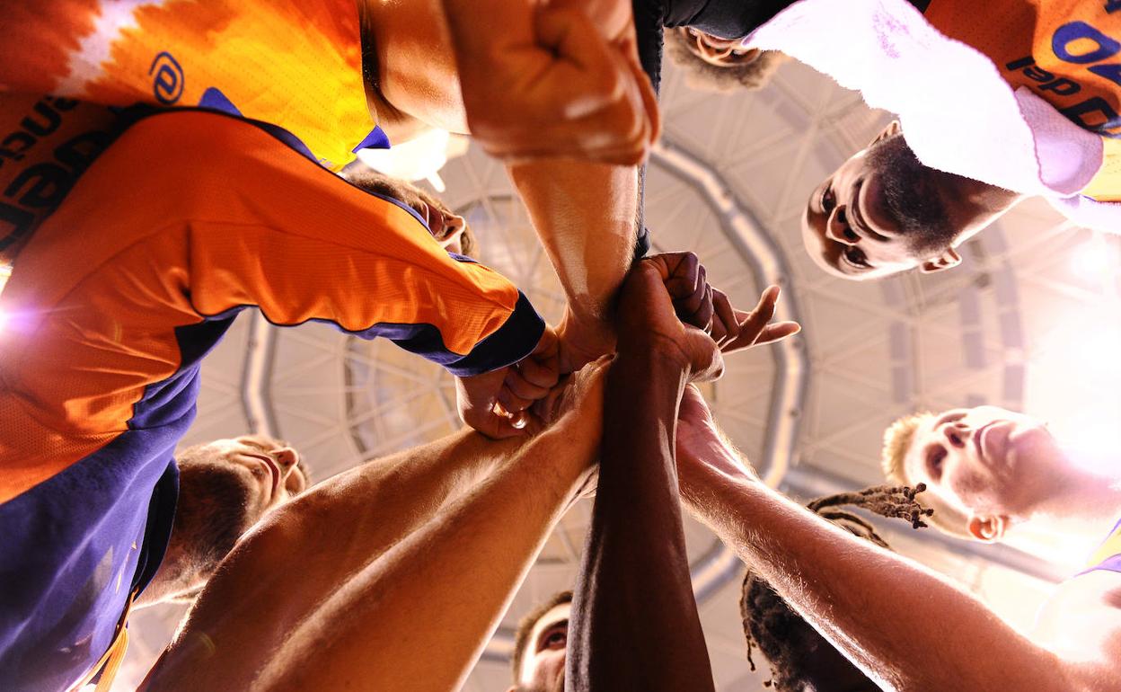 Los jugadores del Valencia Basket hacen el saludo de grupo tras la victoria ante el San Pablo Burgos. :: 