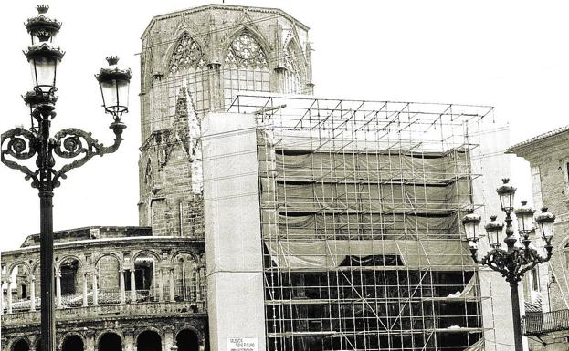 Imagen principal - Restauración de la puerta de los apóstoles en los años noventa del siglo pasado. | La 'obra nova' o 'logia dels canonges' a mediados de la década de los sesenta. | La puerta de los apóstoles cubierta de andamios. 