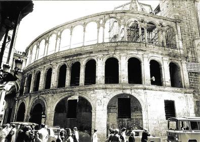 Imagen secundaria 1 - Restauración de la puerta de los apóstoles en los años noventa del siglo pasado. | La 'obra nova' o 'logia dels canonges' a mediados de la década de los sesenta. | La puerta de los apóstoles cubierta de andamios. 