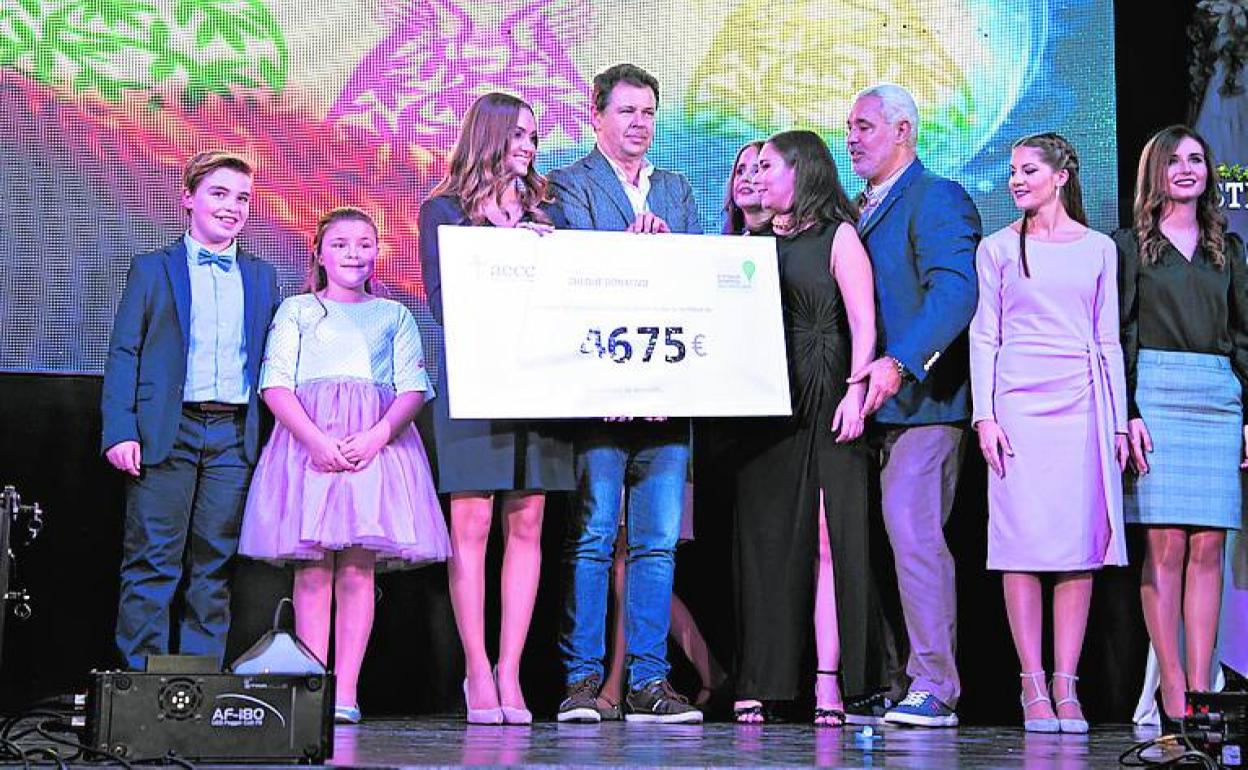 Entrega simbólica del cheque en el desfile.