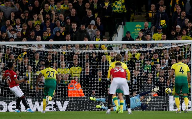 Tim Krul desvia el lanzamiento de Anthony Martial, el segundo del partido 