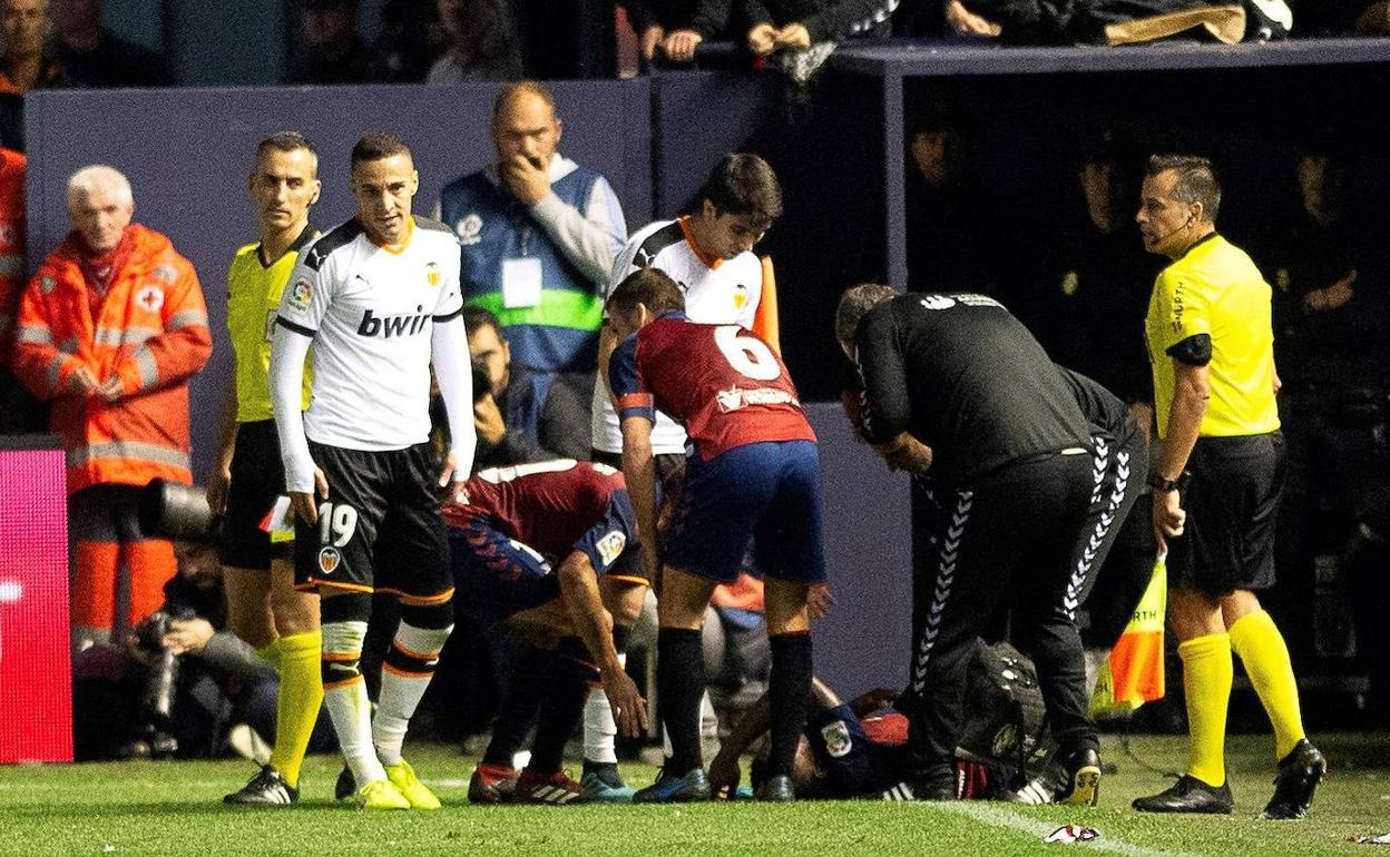 Rodrigo abandona el campo después de ver una tarjeta roja al cometer falta al defensa ecuatoriano del Osasuna Pervis Estupiñán.