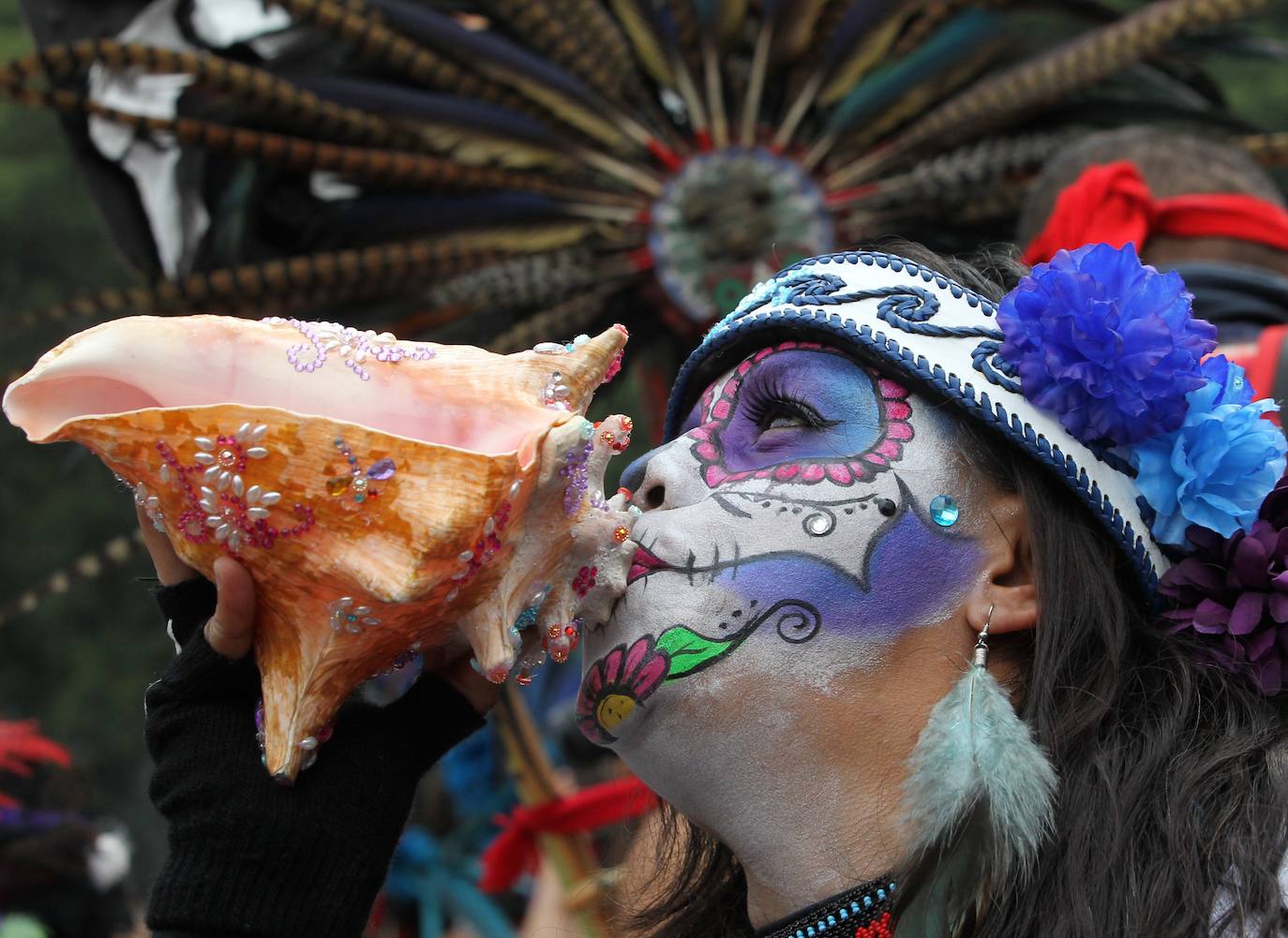 La ciudad ha celebrado el macrodesfile anual del Día de Muertos, donde miles de personas disfrazadas han desfilado junto a figuras alegóricas y enormes carrozas llenas de luces y color.