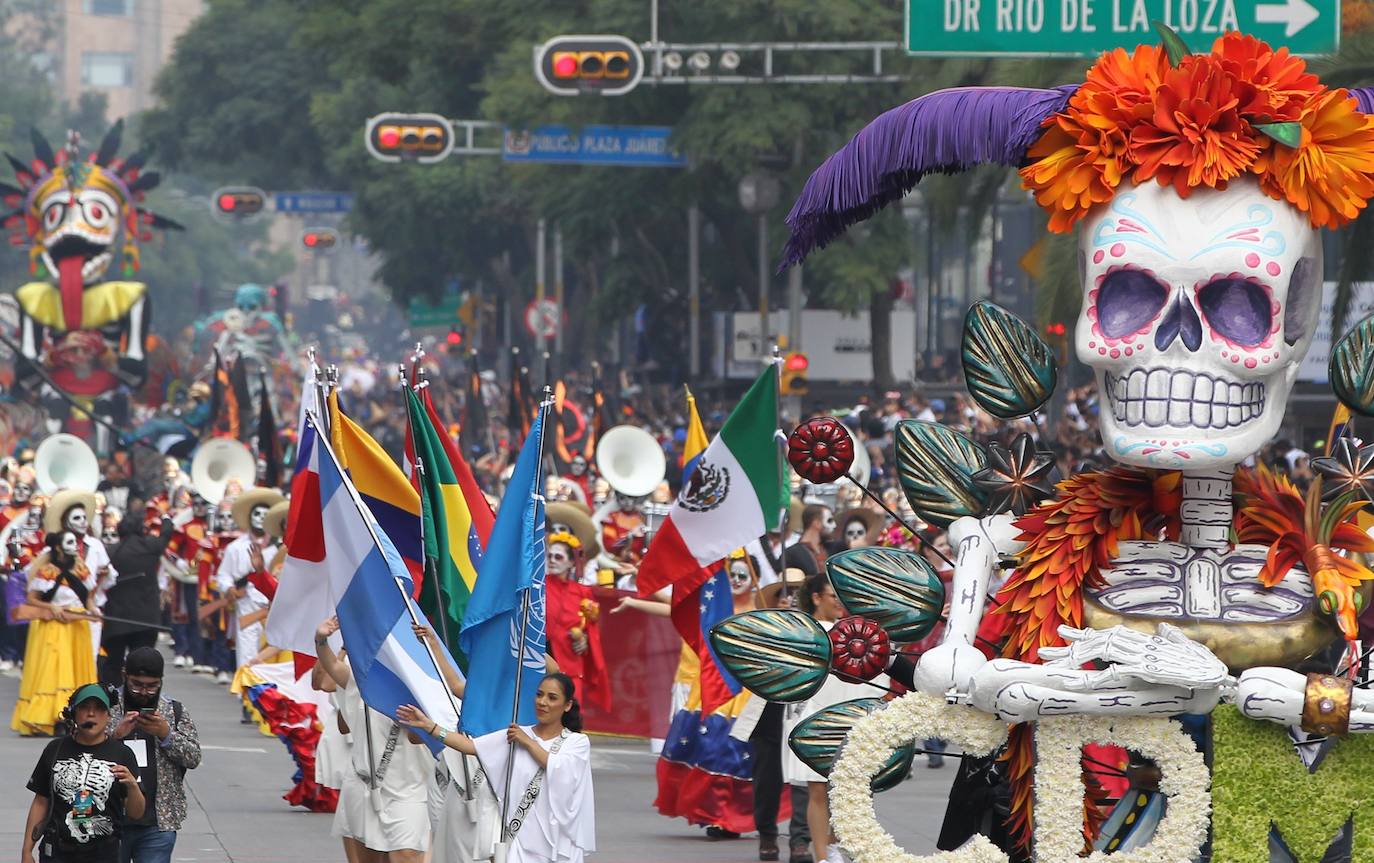 La ciudad ha celebrado el macrodesfile anual del Día de Muertos, donde miles de personas disfrazadas han desfilado junto a figuras alegóricas y enormes carrozas llenas de luces y color.