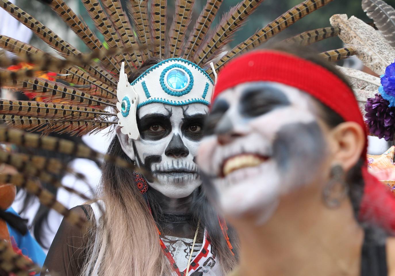 La ciudad ha celebrado el macrodesfile anual del Día de Muertos, donde miles de personas disfrazadas han desfilado junto a figuras alegóricas y enormes carrozas llenas de luces y color.