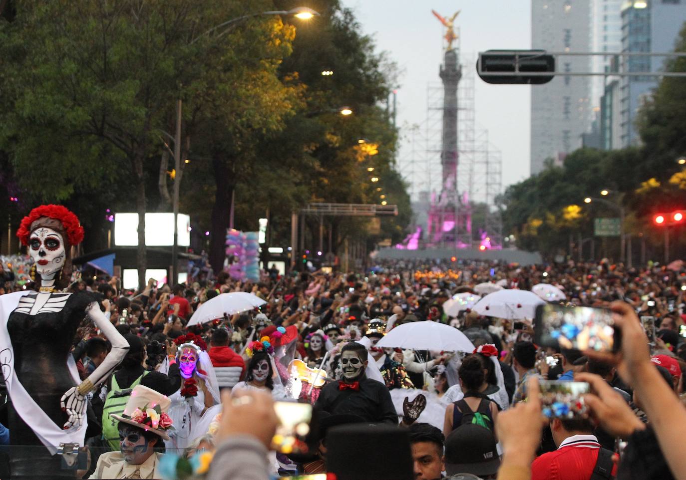 La ciudad ha celebrado el macrodesfile anual del Día de Muertos, donde miles de personas disfrazadas han desfilado junto a figuras alegóricas y enormes carrozas llenas de luces y color.