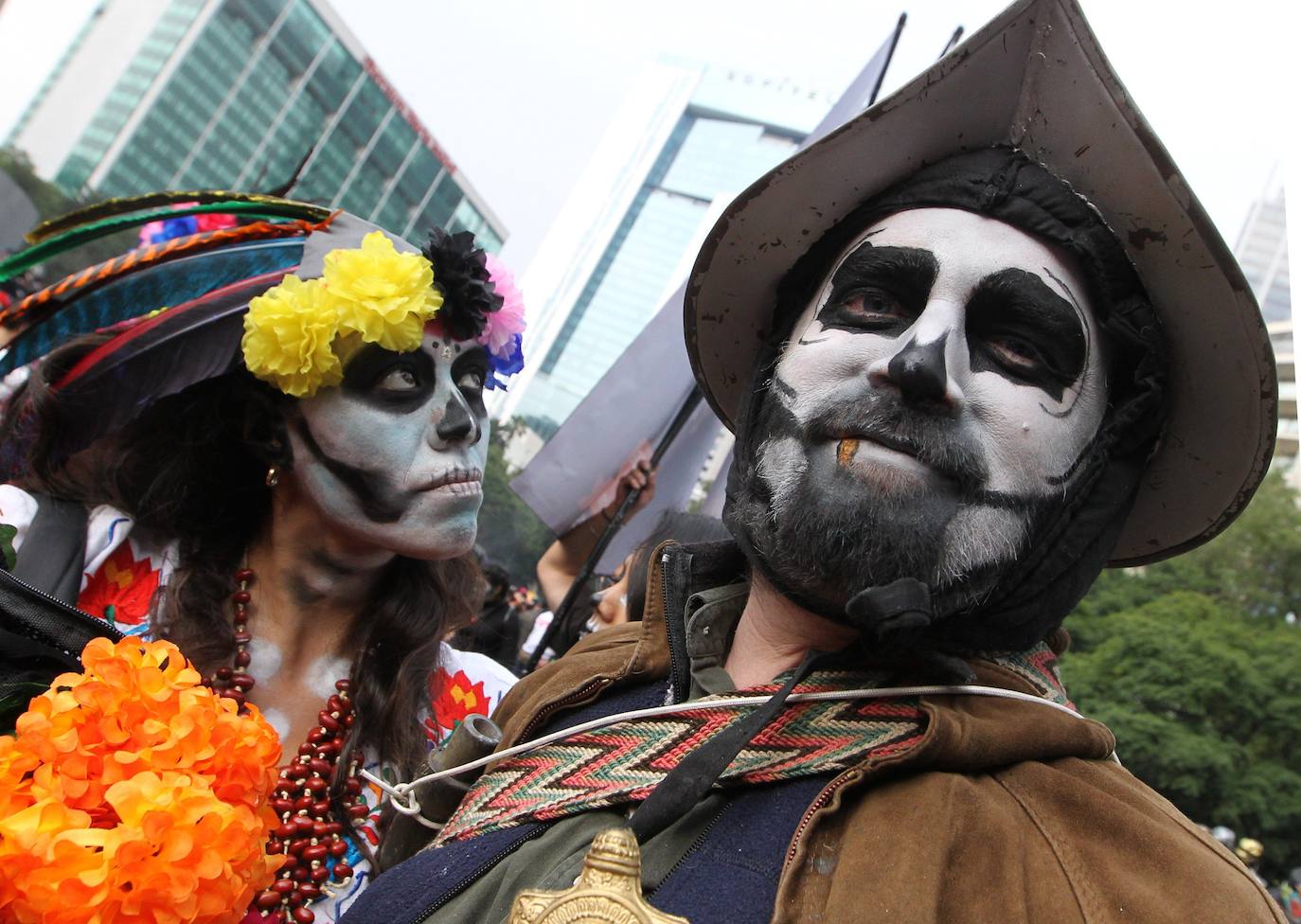 La ciudad ha celebrado el macrodesfile anual del Día de Muertos, donde miles de personas disfrazadas han desfilado junto a figuras alegóricas y enormes carrozas llenas de luces y color.