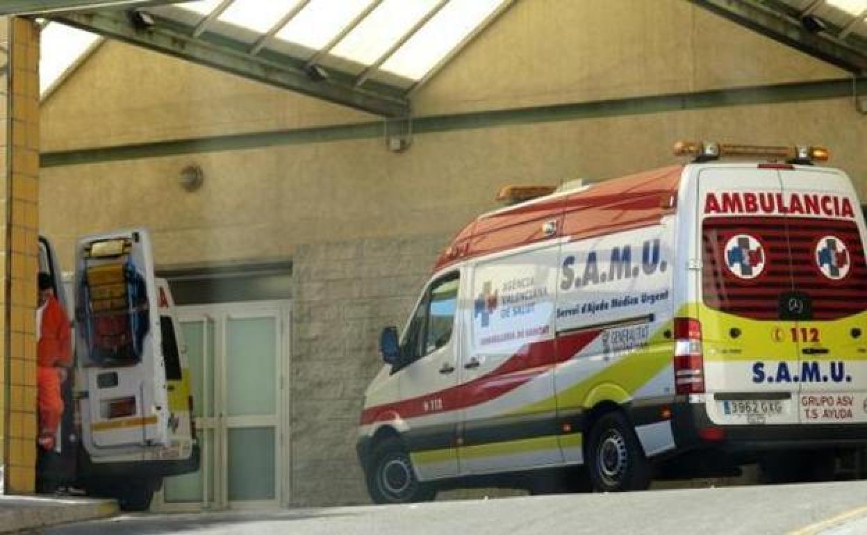 Ambulancias en la puerta de un hospital.