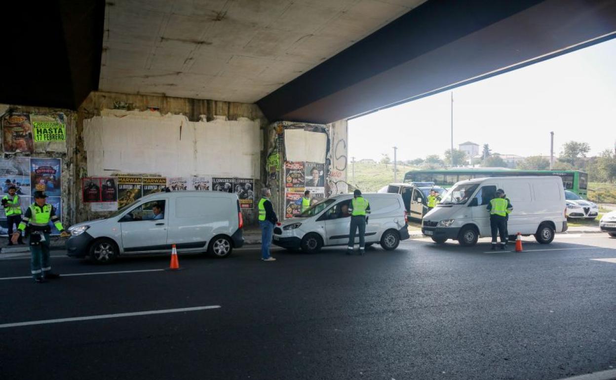 Agentes de la Guardia Civil de Tráfico, durante la campaña de control de furgonetas.