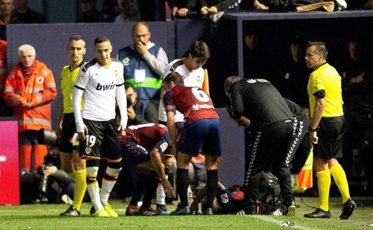 Rodrigo abandona el campo después de ver una tarjeta roja al cometer falta al defensa ecuatoriano del Osasuna Pervis Estupiñán.