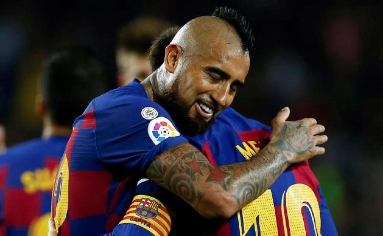 Arturo Vidal tras uno de los goles del argentino al Valladolid.