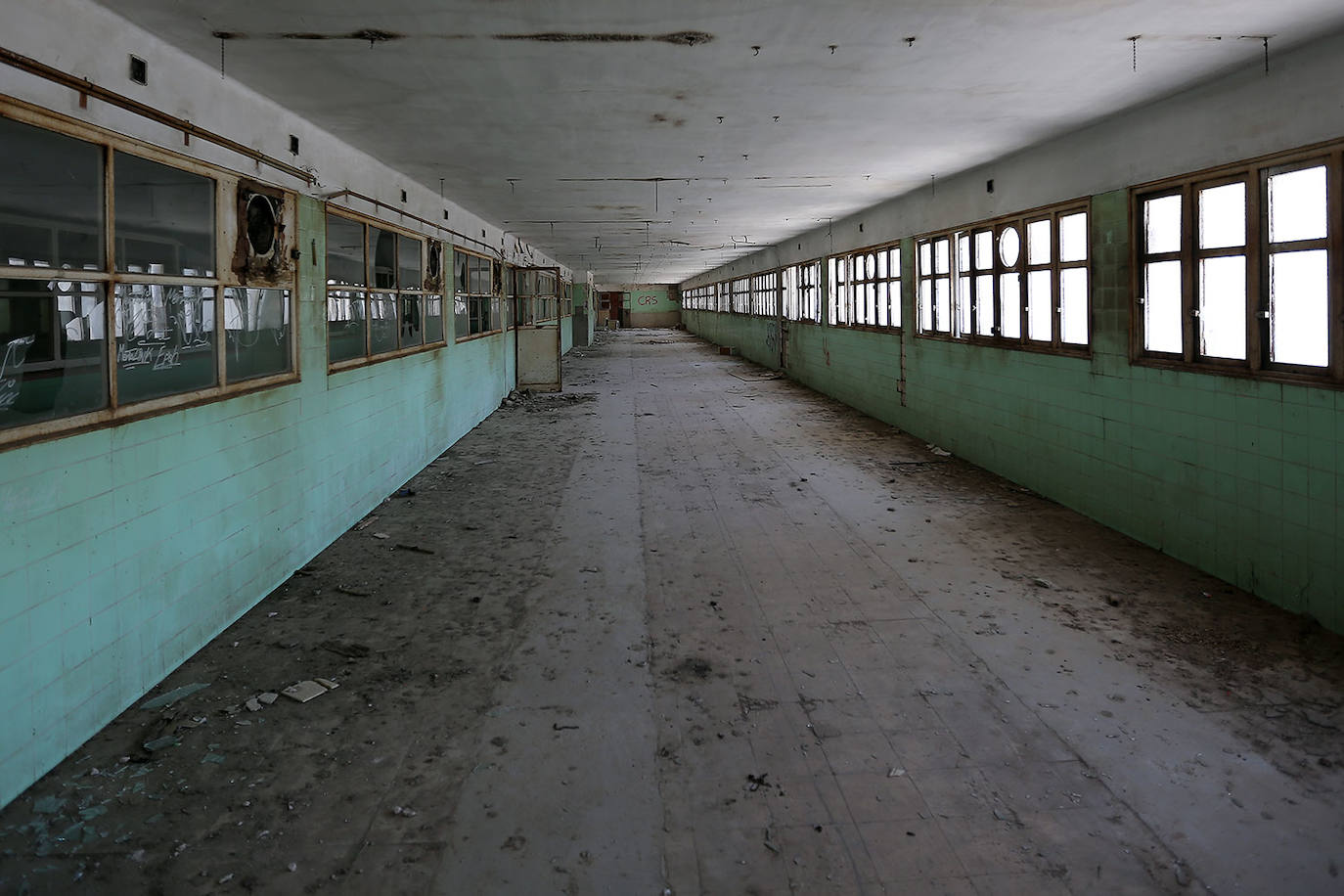 Las ruinas de la fábrica Avidesa (Valencia) | Su demolición comenzó el septiembre de 2018, pero hasta entonces, los restos de Avidesa eran uno de los puntos más escalofriantes de la Comunitat. Luis Suñer fue pionero en la formación de un imperio industrial valenciano, liderado por sus dos empresas: Cartonajes Suñer y Avidesa, especializada en la producción de helados y a la que pertenecen estas imágenes. Tras la abrupta muerte mientras dormía del heredero de Suñer, con 21 años, la empresa fue adquiriendo más y más éxito. Tanto así que incluso llamó la atención de la organización terrorista ETA, que puso a Súñer en su punto de mira y perpetró el secuestro del empresario en su despacho en esta fábrica. La banda le tuvo retenido durante tres meses y aunque tras su libración se reincorporó al trabajo, el suceso pasó factura en la salud del fundador. Después, en 1982, la pantanada de Tous supuso la estocada definitiva para Avidesa. Sus impactantes ruinas, con un colosal boquete de cuatro pisos, han sido el escenario perfecto para sesiones de espiritismo, psicofonías e historias de terror desde entonces. 