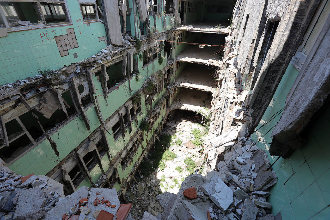 Las ruinas de la fábrica Avidesa (Valencia) | Su demolición comenzó el septiembre de 2018, pero hasta entonces, los restos de Avidesa eran uno de los puntos más escalofriantes de la Comunitat. Luis Suñer fue pionero en la formación de un imperio industrial valenciano, liderado por sus dos empresas: Cartonajes Suñer y Avidesa, especializada en la producción de helados y a la que pertenecen estas imágenes. Tras la abrupta muerte mientras dormía del heredero de Suñer, con 21 años, la empresa fue adquiriendo más y más éxito. Tanto así que incluso llamó la atención de la organización terrorista ETA, que puso a Súñer en su punto de mira y perpetró el secuestro del empresario en su despacho en esta fábrica. La banda le tuvo retenido durante tres meses y aunque tras su libración se reincorporó al trabajo, el suceso pasó factura en la salud del fundador. Después, en 1982, la pantanada de Tous supuso la estocada definitiva para Avidesa. Sus impactantes ruinas, con un colosal boquete de cuatro pisos, han sido el escenario perfecto para sesiones de espiritismo, psicofonías e historias de terror desde entonces. 