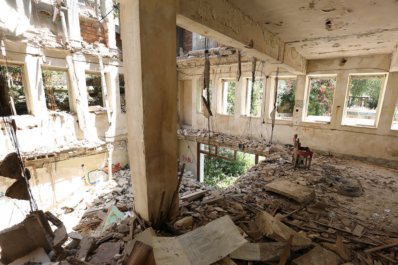 Las ruinas de la fábrica Avidesa (Valencia) | Su demolición comenzó el septiembre de 2018, pero hasta entonces, los restos de Avidesa eran uno de los puntos más escalofriantes de la Comunitat. Luis Suñer fue pionero en la formación de un imperio industrial valenciano, liderado por sus dos empresas: Cartonajes Suñer y Avidesa, especializada en la producción de helados y a la que pertenecen estas imágenes. Tras la abrupta muerte mientras dormía del heredero de Suñer, con 21 años, la empresa fue adquiriendo más y más éxito. Tanto así que incluso llamó la atención de la organización terrorista ETA, que puso a Súñer en su punto de mira y perpetró el secuestro del empresario en su despacho en esta fábrica. La banda le tuvo retenido durante tres meses y aunque tras su libración se reincorporó al trabajo, el suceso pasó factura en la salud del fundador. Después, en 1982, la pantanada de Tous supuso la estocada definitiva para Avidesa. Sus impactantes ruinas, con un colosal boquete de cuatro pisos, han sido el escenario perfecto para sesiones de espiritismo, psicofonías e historias de terror desde entonces. 