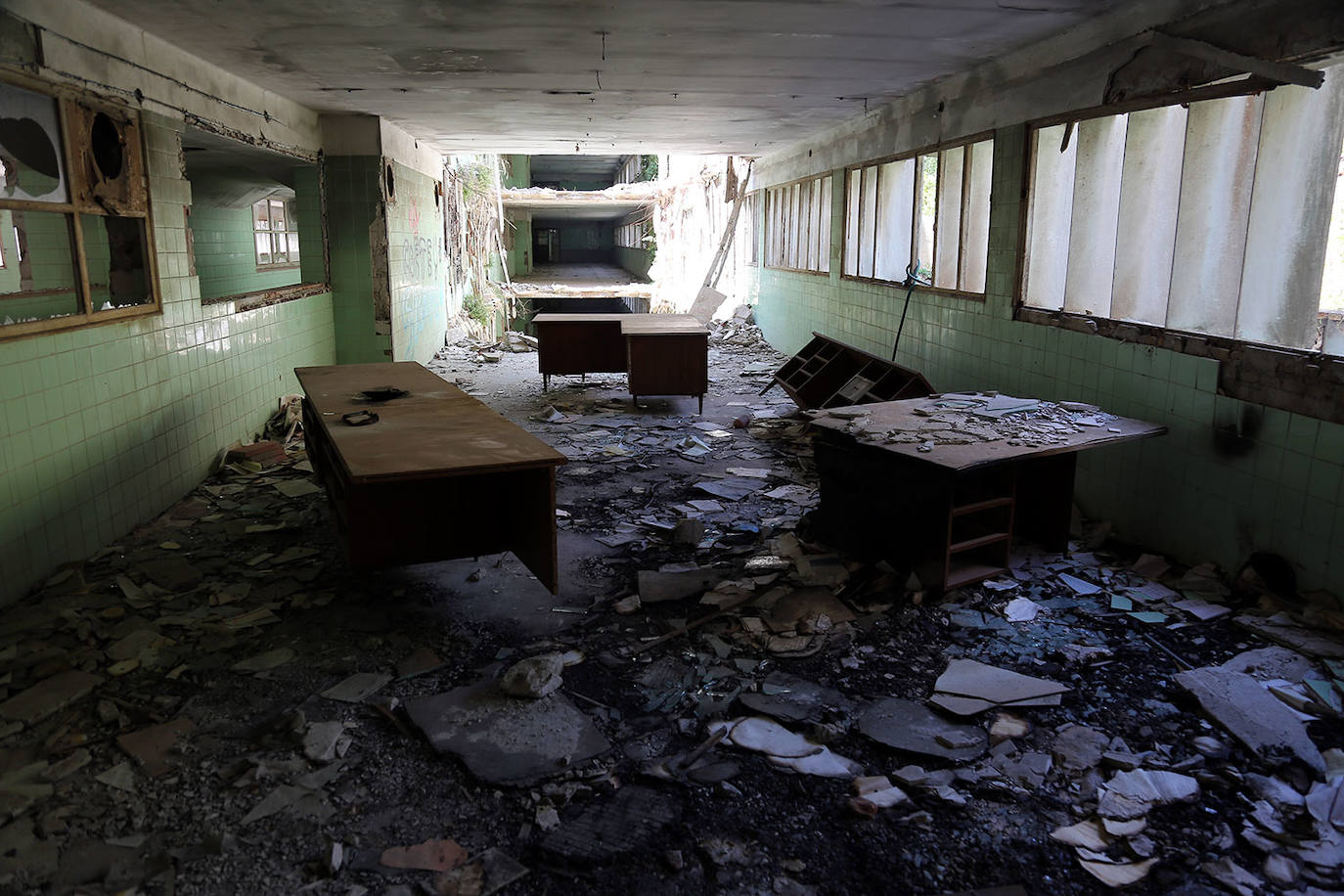 Las ruinas de la fábrica Avidesa (Valencia) | Su demolición comenzó el septiembre de 2018, pero hasta entonces, los restos de Avidesa eran uno de los puntos más escalofriantes de la Comunitat. Luis Suñer fue pionero en la formación de un imperio industrial valenciano, liderado por sus dos empresas: Cartonajes Suñer y Avidesa, especializada en la producción de helados y a la que pertenecen estas imágenes. Tras la abrupta muerte mientras dormía del heredero de Suñer, con 21 años, la empresa fue adquiriendo más y más éxito. Tanto así que incluso llamó la atención de la organización terrorista ETA, que puso a Súñer en su punto de mira y perpetró el secuestro del empresario en su despacho en esta fábrica. La banda le tuvo retenido durante tres meses y aunque tras su libración se reincorporó al trabajo, el suceso pasó factura en la salud del fundador. Después, en 1982, la pantanada de Tous supuso la estocada definitiva para Avidesa. Sus impactantes ruinas, con un colosal boquete de cuatro pisos, han sido el escenario perfecto para sesiones de espiritismo, psicofonías e historias de terror desde entonces. 