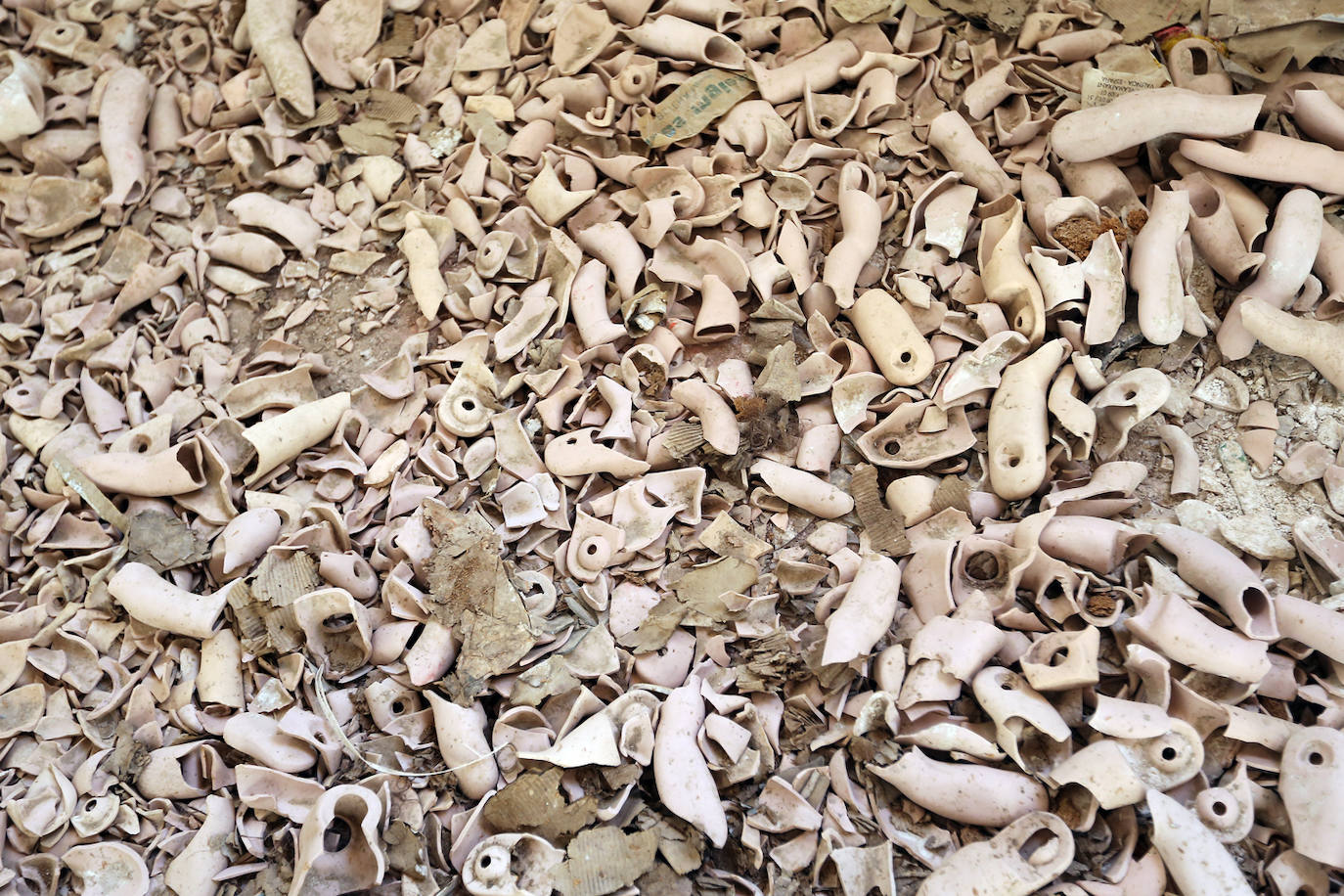 La fábrica de muñecas de porcelana abandonada (Castellón) | Es una de las paradas por excelencia de la ruta del 'terror' en la Comunitat, situada en un municipio de la provincia de Castellón y conocida más allá de las lindes mediterráneas por el morbo que despierta lo que un día fue. Y también lo que sigue siendo. Porque aunque sus ruinas están ya en un estado muy crítico y potencialmente peligroso para cualquier visitante, el atractivo de las muñecas de porcelana atrae a multitud de curiosos y amantes de lo paranormal. Aunque ya no queda ningún juguete íntegro, el panorama presenta cientos de moldes rotos, trozos de cerámica apilados, pintadas, trozos de pelucas y hasta lo que parecen restos de sangre de alguien que subestimó el riesgo de adentrarse en el lugar. En el edificio todavía se pueden apreciar moldes completos de algunas partes del cuerpo de los juguetes, como la cara, o el brazo, que permiten hacerse una idea del escalofriante detalle con el que se construían las muñecas del escultor y porcelanista Ramón Inglés. Junto a su hermana Josefina, puso en marcha esta fábrica en la década de los 70, Por entonces ya eran dos escultores reconocidos en el sector y la fábrica funcionó a la perfección durante muchos años, en los que se constituyeron como auténticos maestros en el arte de estas figuras. Hasta que llegaron los ochenta. Es en esta década cuando la empresa Lladró irrumpe con fuerza en la industria de la porcelana y va ganando terreno a los hermanos Inglés. La estocada final llegó el 3 de mayo de 1997, con la muerte de Ramón, que supuso el cierre definitivo de la fábrica. Desde entonces, la fábrica permanece como un referente en la iconografía de terror, incluso a nivel nacional.