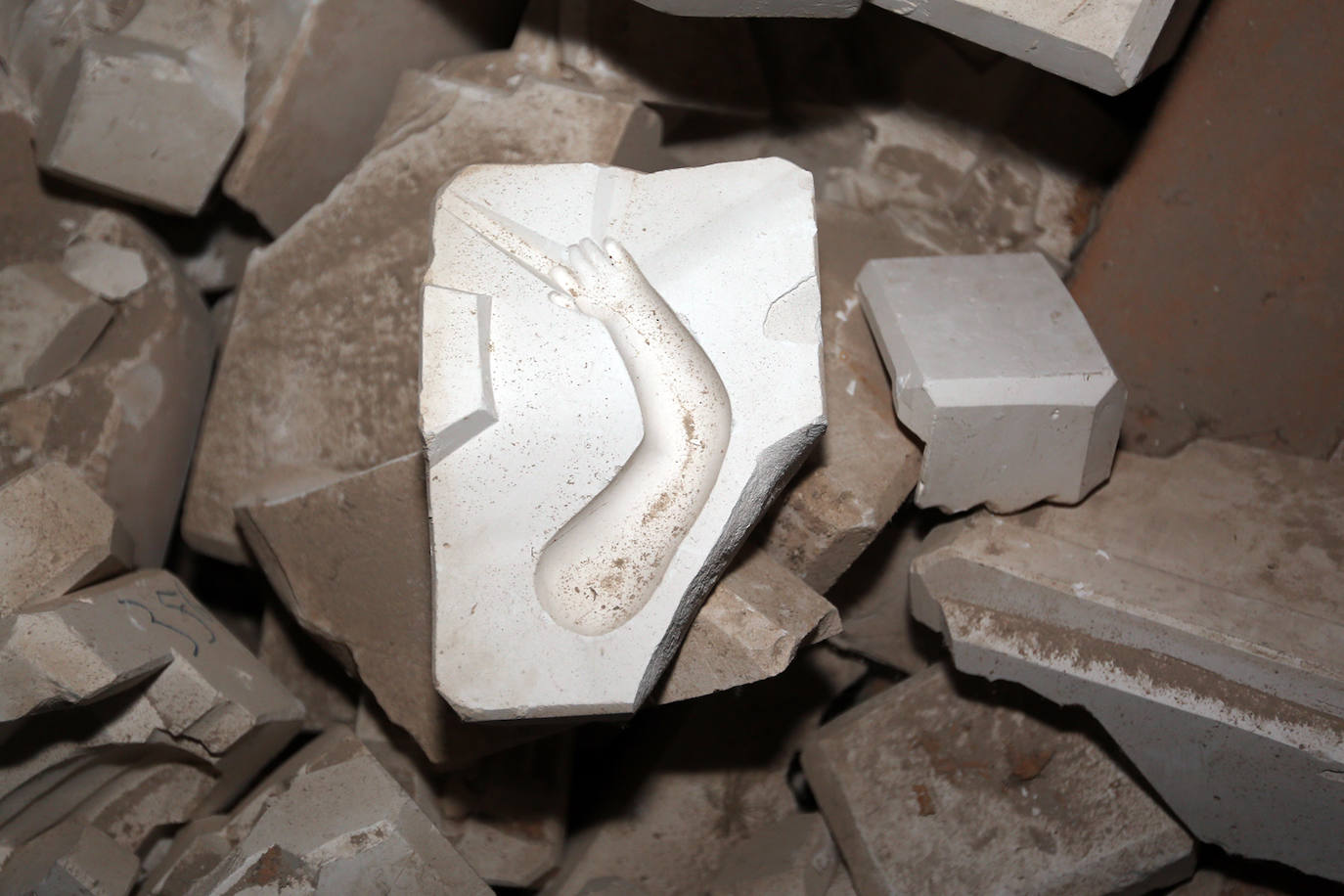 La fábrica de muñecas de porcelana abandonada (Castellón) | Es una de las paradas por excelencia de la ruta del 'terror' en la Comunitat, situada en un municipio de la provincia de Castellón y conocida más allá de las lindes mediterráneas por el morbo que despierta lo que un día fue. Y también lo que sigue siendo. Porque aunque sus ruinas están ya en un estado muy crítico y potencialmente peligroso para cualquier visitante, el atractivo de las muñecas de porcelana atrae a multitud de curiosos y amantes de lo paranormal. Aunque ya no queda ningún juguete íntegro, el panorama presenta cientos de moldes rotos, trozos de cerámica apilados, pintadas, trozos de pelucas y hasta lo que parecen restos de sangre de alguien que subestimó el riesgo de adentrarse en el lugar. En el edificio todavía se pueden apreciar moldes completos de algunas partes del cuerpo de los juguetes, como la cara, o el brazo, que permiten hacerse una idea del escalofriante detalle con el que se construían las muñecas del escultor y porcelanista Ramón Inglés. Junto a su hermana Josefina, puso en marcha esta fábrica en la década de los 70, Por entonces ya eran dos escultores reconocidos en el sector y la fábrica funcionó a la perfección durante muchos años, en los que se constituyeron como auténticos maestros en el arte de estas figuras. Hasta que llegaron los ochenta. Es en esta década cuando la empresa Lladró irrumpe con fuerza en la industria de la porcelana y va ganando terreno a los hermanos Inglés. La estocada final llegó el 3 de mayo de 1997, con la muerte de Ramón, que supuso el cierre definitivo de la fábrica. Desde entonces, la fábrica permanece como un referente en la iconografía de terror, incluso a nivel nacional.