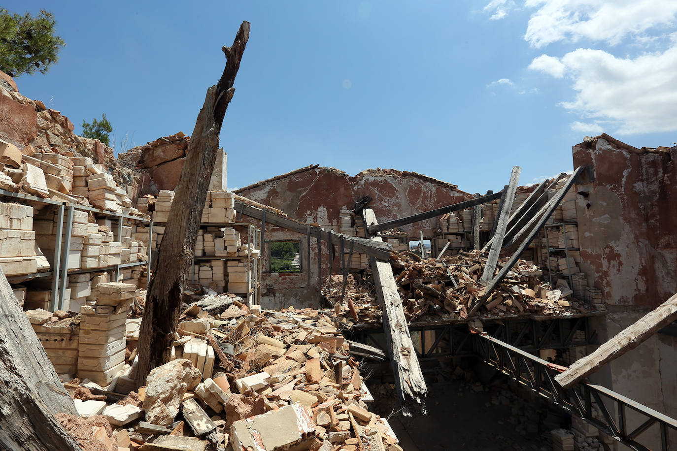 La fábrica de muñecas de porcelana abandonada (Castellón) | Es una de las paradas por excelencia de la ruta del 'terror' en la Comunitat, situada en un municipio de la provincia de Castellón y conocida más allá de las lindes mediterráneas por el morbo que despierta lo que un día fue. Y también lo que sigue siendo. Porque aunque sus ruinas están ya en un estado muy crítico y potencialmente peligroso para cualquier visitante, el atractivo de las muñecas de porcelana atrae a multitud de curiosos y amantes de lo paranormal. Aunque ya no queda ningún juguete íntegro, el panorama presenta cientos de moldes rotos, trozos de cerámica apilados, pintadas, trozos de pelucas y hasta lo que parecen restos de sangre de alguien que subestimó el riesgo de adentrarse en el lugar. En el edificio todavía se pueden apreciar moldes completos de algunas partes del cuerpo de los juguetes, como la cara, o el brazo, que permiten hacerse una idea del escalofriante detalle con el que se construían las muñecas del escultor y porcelanista Ramón Inglés. Junto a su hermana Josefina, puso en marcha esta fábrica en la década de los 70, Por entonces ya eran dos escultores reconocidos en el sector y la fábrica funcionó a la perfección durante muchos años, en los que se constituyeron como auténticos maestros en el arte de estas figuras. Hasta que llegaron los ochenta. Es en esta década cuando la empresa Lladró irrumpe con fuerza en la industria de la porcelana y va ganando terreno a los hermanos Inglés. La estocada final llegó el 3 de mayo de 1997, con la muerte de Ramón, que supuso el cierre definitivo de la fábrica. Desde entonces, la fábrica permanece como un referente en la iconografía de terror, incluso a nivel nacional.