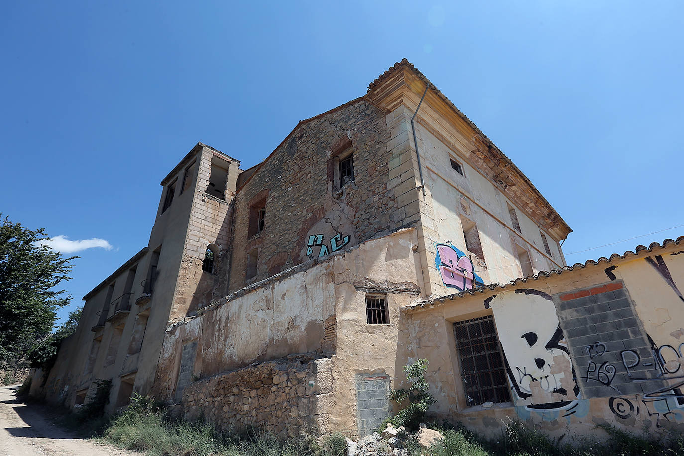 La fábrica de muñecas de porcelana abandonada (Castellón) | Es una de las paradas por excelencia de la ruta del 'terror' en la Comunitat, situada en un municipio de la provincia de Castellón y conocida más allá de las lindes mediterráneas por el morbo que despierta lo que un día fue. Y también lo que sigue siendo. Porque aunque sus ruinas están ya en un estado muy crítico y potencialmente peligroso para cualquier visitante, el atractivo de las muñecas de porcelana atrae a multitud de curiosos y amantes de lo paranormal. Aunque ya no queda ningún juguete íntegro, el panorama presenta cientos de moldes rotos, trozos de cerámica apilados, pintadas, trozos de pelucas y hasta lo que parecen restos de sangre de alguien que subestimó el riesgo de adentrarse en el lugar. En el edificio todavía se pueden apreciar moldes completos de algunas partes del cuerpo de los juguetes, como la cara, o el brazo, que permiten hacerse una idea del escalofriante detalle con el que se construían las muñecas del escultor y porcelanista Ramón Inglés. Junto a su hermana Josefina, puso en marcha esta fábrica en la década de los 70, Por entonces ya eran dos escultores reconocidos en el sector y la fábrica funcionó a la perfección durante muchos años, en los que se constituyeron como auténticos maestros en el arte de estas figuras. Hasta que llegaron los ochenta. Es en esta década cuando la empresa Lladró irrumpe con fuerza en la industria de la porcelana y va ganando terreno a los hermanos Inglés. La estocada final llegó el 3 de mayo de 1997, con la muerte de Ramón, que supuso el cierre definitivo de la fábrica. Desde entonces, la fábrica permanece como un referente en la iconografía de terror, incluso a nivel nacional.