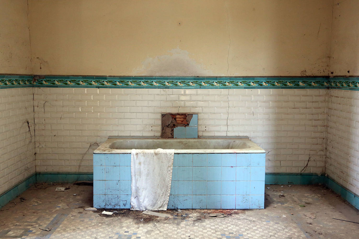 Colonia de Santa Eulalia (Alicante) | Referente del socialismo utópico del siglo XIX en la Comunitat, la colonia se fundó en 1887 y estaba pensada por y para trabajadores. Fue fundada por Antonio de Padua y Saavedra, conde de Alcudia, y su esposa María Concepción Fontes y Sánchez de Teruel, protagonistas de la historia de adulterio que marcó el abandono del lugar. Los restos del palacio de los condes aún conservan cerámica y azulejos de distintos colores y sus estancias aún tienen muebles que parecen esperar un nuevo uso. O retomar uno interrumpido. El edificio albergaba una biblioteca, gran salón, despacho, administración, cocina, patios y hasta 12 habitaciones. Se dice que el palacio es fuente de desdichas, que -según la leyenda popular- tienen su origen en los vicios y desenfreno de sus adinerados propietarios. La pareja acabó protagonizando uno de los mayores escándalos por adulterio de la época y el modelo colectivo acabó por no cuajar. Sus casi 200 trabajadores fueron abandonando progresivamente el lugar y el imponente palacio quedó completamente abandonado, junto al teatro, cuyos restos siguen mostrando la estructura de lo que fue el escenario y las gradas. 