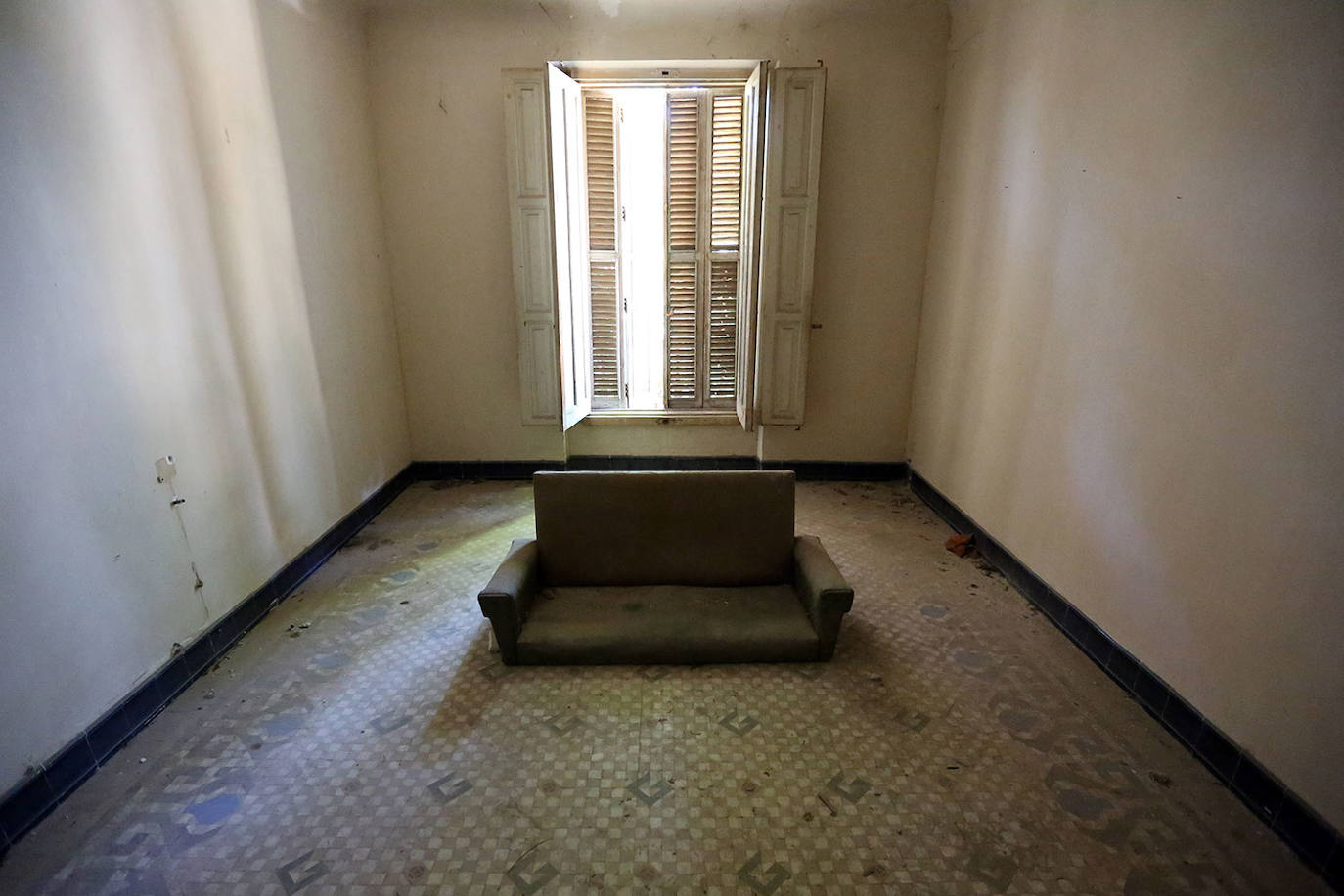 Colonia de Santa Eulalia (Alicante) | Referente del socialismo utópico del siglo XIX en la Comunitat, la colonia se fundó en 1887 y estaba pensada por y para trabajadores. Fue fundada por Antonio de Padua y Saavedra, conde de Alcudia, y su esposa María Concepción Fontes y Sánchez de Teruel, protagonistas de la historia de adulterio que marcó el abandono del lugar. Los restos del palacio de los condes aún conservan cerámica y azulejos de distintos colores y sus estancias aún tienen muebles que parecen esperar un nuevo uso. O retomar uno interrumpido. El edificio albergaba una biblioteca, gran salón, despacho, administración, cocina, patios y hasta 12 habitaciones. Se dice que el palacio es fuente de desdichas, que -según la leyenda popular- tienen su origen en los vicios y desenfreno de sus adinerados propietarios. La pareja acabó protagonizando uno de los mayores escándalos por adulterio de la época y el modelo colectivo acabó por no cuajar. Sus casi 200 trabajadores fueron abandonando progresivamente el lugar y el imponente palacio quedó completamente abandonado, junto al teatro, cuyos restos siguen mostrando la estructura de lo que fue el escenario y las gradas. 