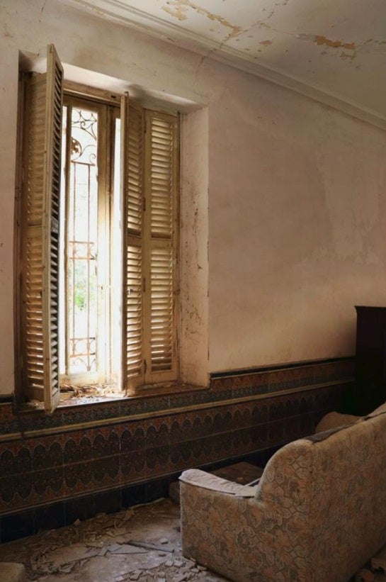 Colonia de Santa Eulalia (Alicante) | Referente del socialismo utópico del siglo XIX en la Comunitat, la colonia se fundó en 1887 y estaba pensada por y para trabajadores. Fue fundada por Antonio de Padua y Saavedra, conde de Alcudia, y su esposa María Concepción Fontes y Sánchez de Teruel, protagonistas de la historia de adulterio que marcó el abandono del lugar. Los restos del palacio de los condes aún conservan cerámica y azulejos de distintos colores y sus estancias aún tienen muebles que parecen esperar un nuevo uso. O retomar uno interrumpido. El edificio albergaba una biblioteca, gran salón, despacho, administración, cocina, patios y hasta 12 habitaciones. Se dice que el palacio es fuente de desdichas, que -según la leyenda popular- tienen su origen en los vicios y desenfreno de sus adinerados propietarios. La pareja acabó protagonizando uno de los mayores escándalos por adulterio de la época y el modelo colectivo acabó por no cuajar. Sus casi 200 trabajadores fueron abandonando progresivamente el lugar y el imponente palacio quedó completamente abandonado, junto al teatro, cuyos restos siguen mostrando la estructura de lo que fue el escenario y las gradas. 