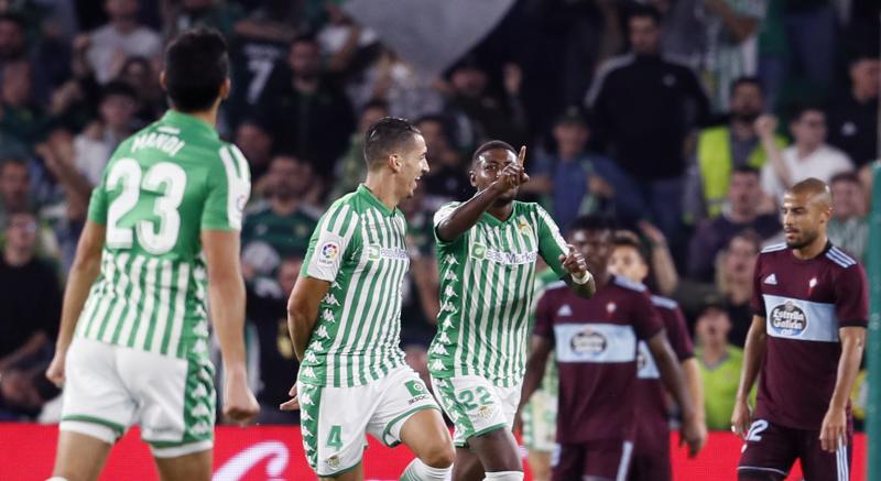 Emerson Aparecido Leite celebra con sus compañeros su gol ante el Celta