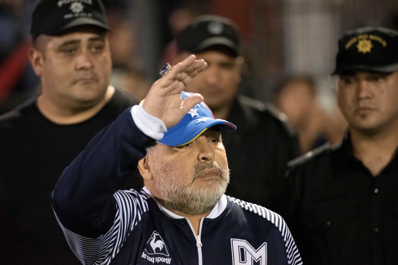 Luciendo una gorra que rezaba 'Chaves somos todos', Maradona fue recibido como un héroe en Rosario porque jugó en Newell's de 1993 a 1994. Los hinchas locales desplegaron banderas conmemorativas a su paso por el club y lo ovacionaron en reiteradas oportunidades. Además, los directivos le hicieron varios regalos, como un cuadro y una camiseta especial.