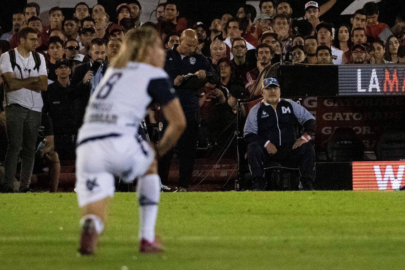 Luciendo una gorra que rezaba 'Chaves somos todos', Maradona fue recibido como un héroe en Rosario porque jugó en Newell's de 1993 a 1994. Los hinchas locales desplegaron banderas conmemorativas a su paso por el club y lo ovacionaron en reiteradas oportunidades. Además, los directivos le hicieron varios regalos, como un cuadro y una camiseta especial.