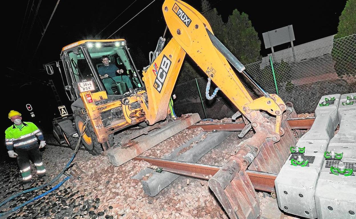 Trabajos de retirada de las traviesas antiguas por las de ancho mixto en la estación de Xilxes.