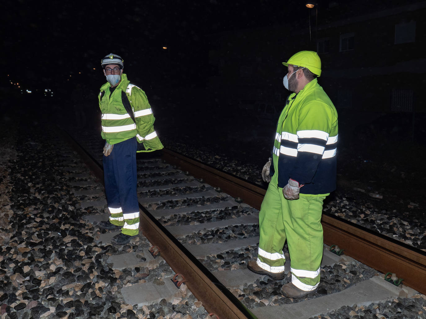 Los operarios de Adif instalan cada jornada 830 traviesas del tercer carril. Las obras entre Sagunto y Castellón se realizan en horario nocturno para evitar la interrupción del tráfico ferroviario.