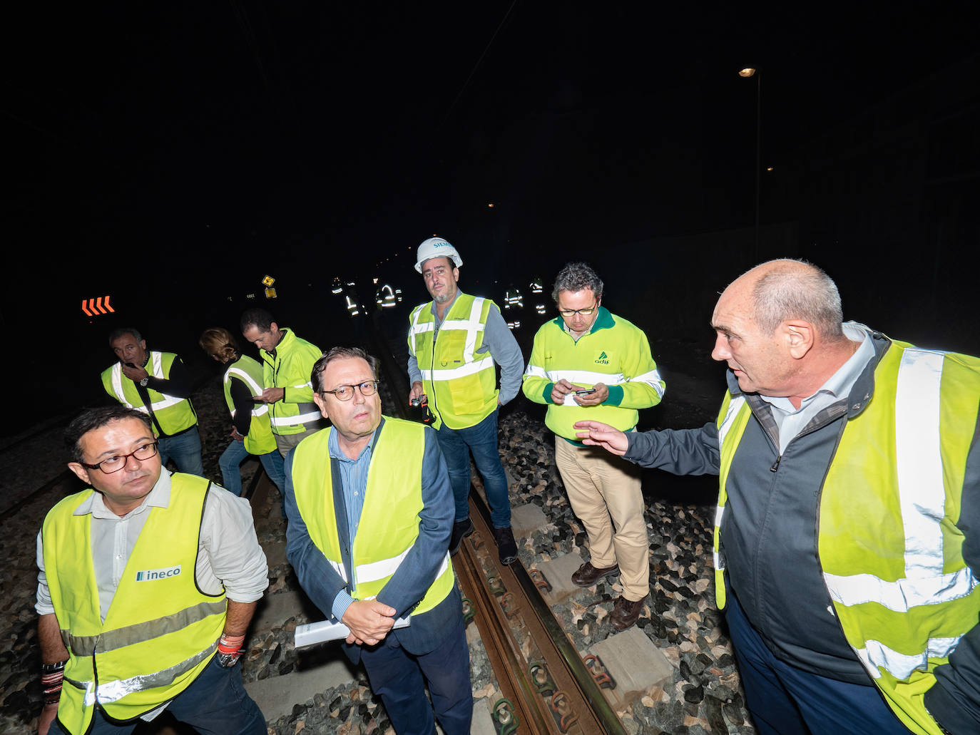 Los operarios de Adif instalan cada jornada 830 traviesas del tercer carril. Las obras entre Sagunto y Castellón se realizan en horario nocturno para evitar la interrupción del tráfico ferroviario.