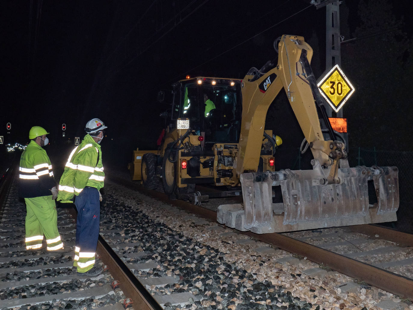 Los operarios de Adif instalan cada jornada 830 traviesas del tercer carril. Las obras entre Sagunto y Castellón se realizan en horario nocturno para evitar la interrupción del tráfico ferroviario.